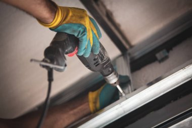 Adam matkapla çalışıyor..