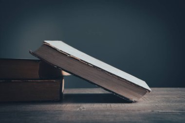 Masanın üzerinde açık bir kitap