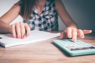 Hesap makinesini ve mali raporu kapat - muhasebe kavramı