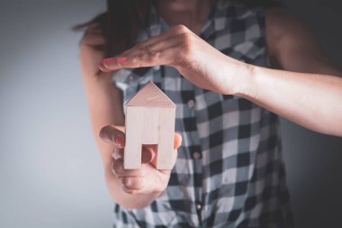 Evde manken tutan bir kız.