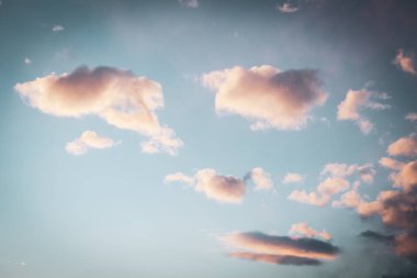 Gün batımı bulutlu gökyüzü turuncu güneşle