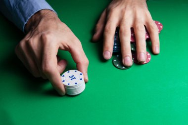 Kumar oynuyorum. Kumarhanede kumar masasında poker 