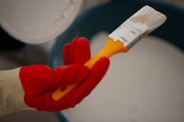 Beyaz bir boyayla duvarın resmi..