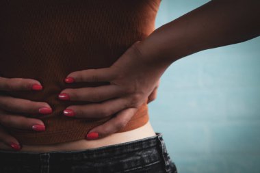 sırt ağrısı olan kadın.