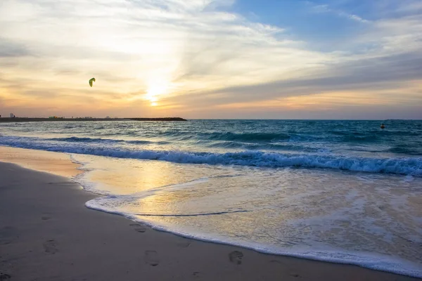 Восход Солнца Морском Пляже Волнами Песком Переднем Плане Лицензионные Стоковые Фото