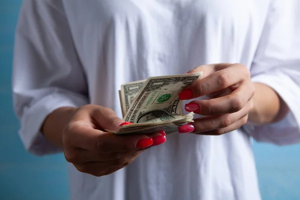 Женщина Держащая Банкноты Американским Долларом Руках Сером Фоне Деньги Финансы Стоковое Фото