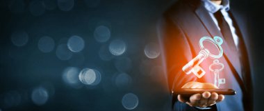 Takım elbiseli iş adamının elinde vites simgesi var. karışık ortam