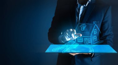 Koyu arkaplanda ev simgesi tutan iş adamı