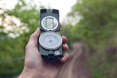 Ormanda pusulası olan bir adam. Yazın yürüyüş..
