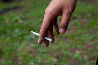 Sigara içen bir adam