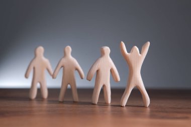 Tahta arka planda duran minyatür insanlar. Takım çalışması ve takım çalışması kavramı.