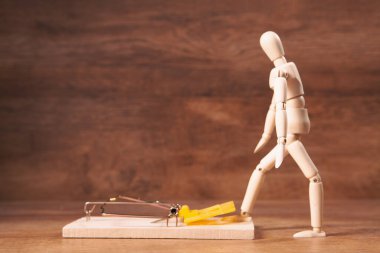 Tahtanın üzerinde duran minyatür bir figür.