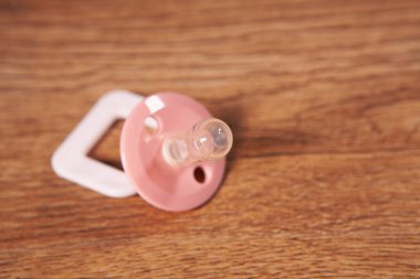 Pembe süt şişesi.