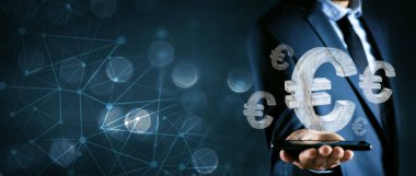 Takım elbiseli işadamı elinde tabletle elinde dolar işareti tutuyordu.