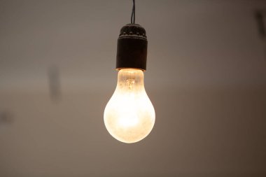 Tavanda asılı ampul
