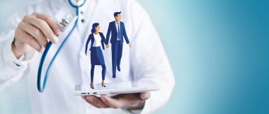 Octor insanların işlerini steteskopla kontrol ediyor.