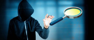 Büyüteçle kapüşonlu hacker.