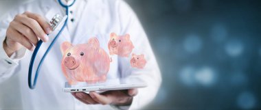 Banknotlar ve steteskop tutan doktorlara yakın durun. Sağlık, sigorta, sağlık ve sağlık sigortası kavramı.