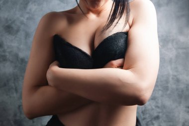 Siyah sütyenli kadın. 