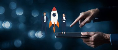 Roket tutan takım elbiseli ve kravatlı iş adamı