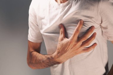 Göğsünü acıyla tutan adama yakın durun, kalp krizi konsepti.