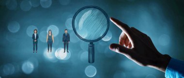 İş adamları büyüteçle ayakta duruyor