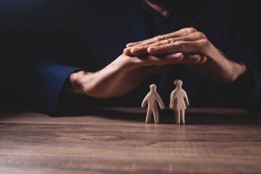 İş adamları konsepti. İş adamı ve kadın el ele tutuşuyor
