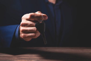 İş adamı araba anahtarını elinde tutuyor.