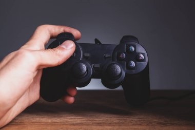 Oyunda el ele tutuşan joystick
