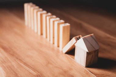 Masanın üzerinde tahta bloklar ve metin için fotokopi alanı var. iş ve emlak kavramları.