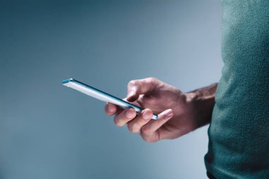 Cep telefonu kullanan adamı kapat