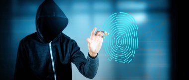 Siyah ceketli bilgisayar korsanı, iki eli sanal bir arayüzde..