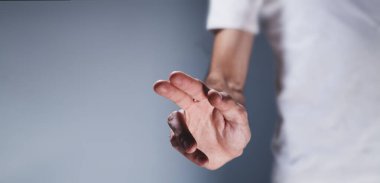 dokunmatik ekranda bir kişi basar