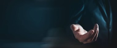 Bir adamın ellerine yaklaş. 