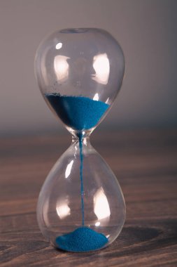 Siyah arkaplanda kum saati.