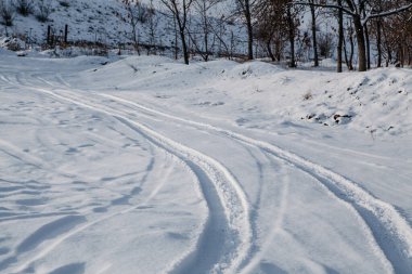 Kış kar yolu. Ormanda yol.