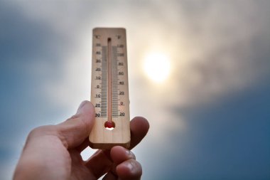 Bir gökyüzünün arkaplanındaki termometre