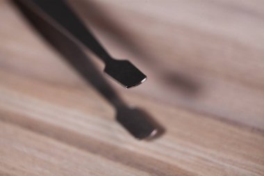 Masadaki iğne izini kapat