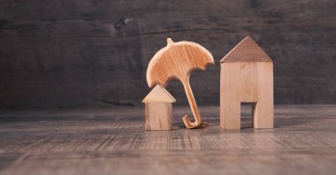 Oyuncak ev ve ahşap bir ev modeli..