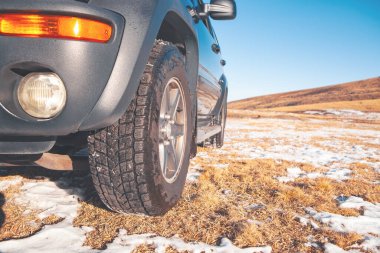 Araba tekerleği yolda.