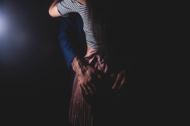 Çift sıkıca ve tutkuyla sarılıyor.