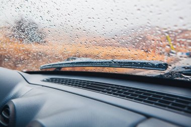 Yağmur damlaları ile otomobil ön camı