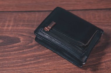 Ahşap bir arka planda cüzdan