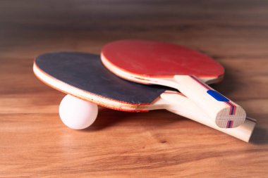 Tahta bir masada kaykay, spor konsepti,