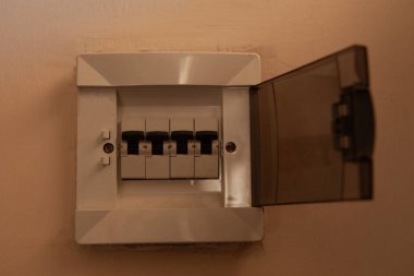 Duvardaki elektrik düğmesi.