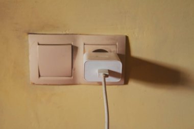 Evde elektrik düğmesi var.