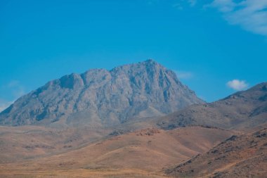 Yunanistan 'daki beton adasının dağlarındaki dağ manzarası