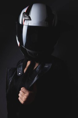 Deri kasklı, motosiklet kasklı bir kadın..