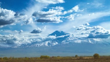 Gün batımında bulutlarla birlikte Ararat Dağı