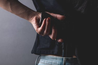 Kız elinde silah tutuyor.